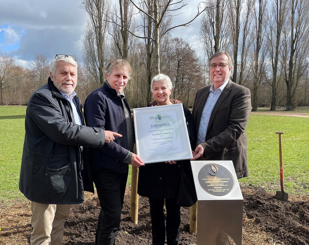 Preisverleihung in Düsseldorf: Den Ehrenpreis der DBG für nachhaltige Parkbewirtschaftung nahmen Doris Törkel (Leiterin des Gartenamts Düsseldorf) und Jochen Kral (Beigeordneter der Stadt Düsseldorf, 2.v.l.) von Hajo Hinrichs (Vorsitzender der Gesellschafterversammlung der DBG, r.) und Jochen Sandner (Geschäftsführer DBG) entgegen.