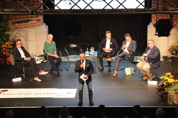 DBG-Geschftsfhrer Dr. Achim Schloemer (v.l.), Brgermeisterin Jacqueline Lohde, Oberbrgermeister Dr. Robert Reck, Minister Sven Schulze und BUGA-Beauftragter Alexander Hilge. Moderator Thomas Passek.