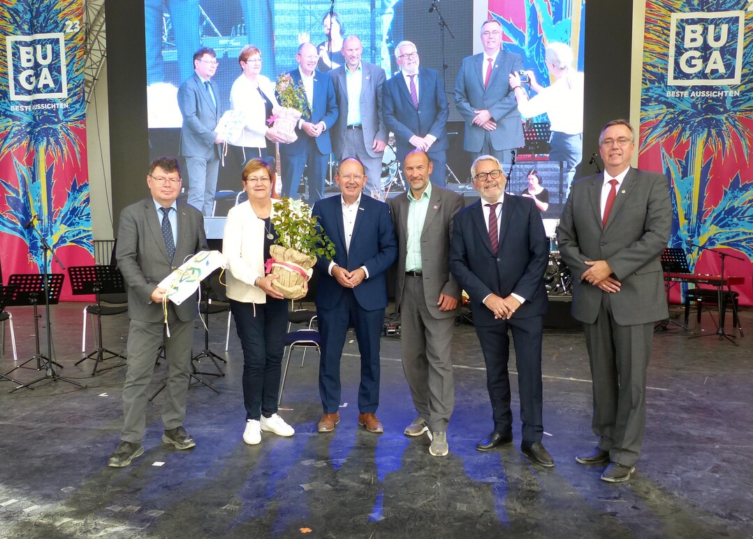 Der „Staffelstab“ in Form einer Fahne ist nun an die IGA Metropole Ruhr 2027 übergeben. Von
links: Horst Fischer (Geschäftsführer der IGA27 gGmbH), Karola Geiß-Netthöfel
(Regionaldirektorin des Regionalverbandes Ruhr), Christian Specht (Oberbürgermeister
Mannheim), Michael Schnellbach (Geschäftsführer der BUGA23 gGmbH), Jochen Sandner
(Geschäftsführer DBG) und Hajo Hinrichs (Vorsitzender der Gesellschafterversammlung der DBG).