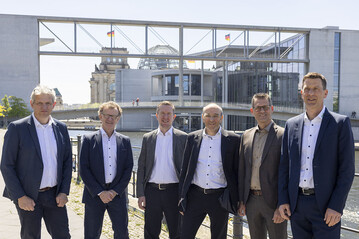 ie Referenten, v.l.n.r.: Prof. Dr. Heiko Sieker (Ingenieurgesellschaft Prof. Dr. Sieker mbH), Martin Lienhard (Mall GmbH), Dr. Tim Peters (Provinzial Holding), Markus Bll (Mall GmbH), Dr. Gunter Mann (Bundesverband GebudeGrn e.V.) und Christoph Schulze Wischeler