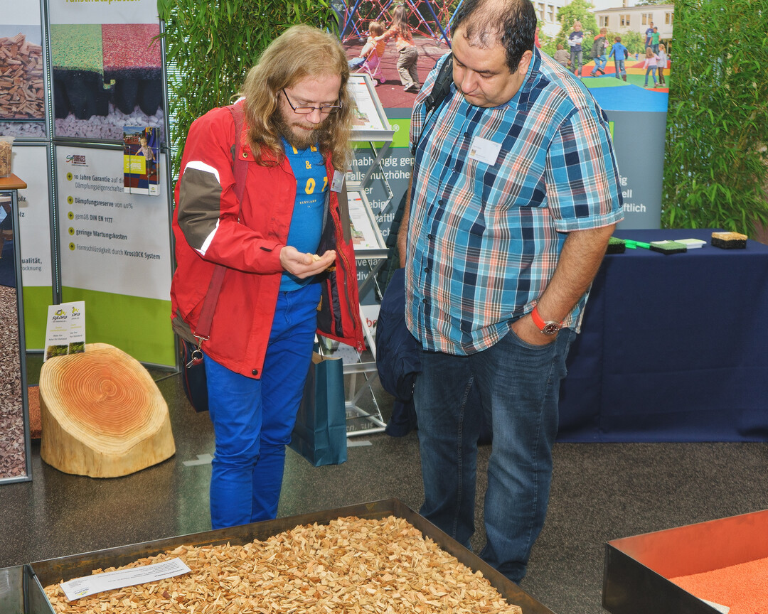 Begleitende Ausstellung: Großes Interesse zeigten die Teilnehmer der Fachtagung an den ausgestellten Fallschutzmaterialien, eines der Schwerpunktthemen der Fachtagung.