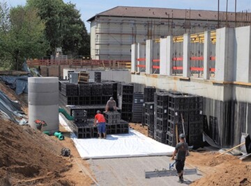Der Einbau der Versickerungsanlage war recht einfach zu bewerk-stelligen, da bereits beim Aushub fr das Kellergeschoss der zu-stzliche Bauraum fr die Rigolen ausgehoben wurde. 