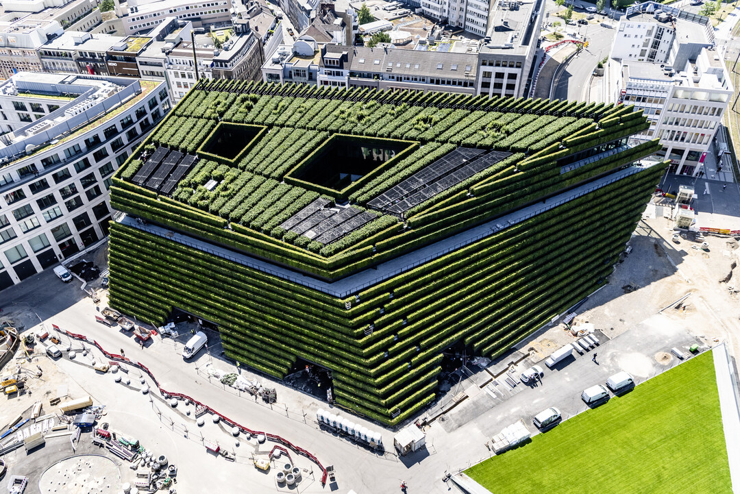 ingenhoven architects verwirklichten mit dem K-Bogen II in Dsseldorf ihre Vision des "supergreen". 