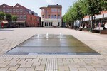 Am Marktplatz in Lüdinghausen ist eine
ebenerdige Brunnenanlage entstanden,
die symbolisch der eigenen
Stadtgeschichte und hiesiger
Sehenswürdigkeiten Rechnung trägt.