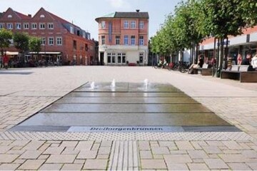 Am Marktplatz in Ldinghausen ist eine
ebenerdige Brunnenanlage entstanden,
die symbolisch der eigenen
Stadtgeschichte und hiesiger
Sehenswrdigkeiten Rechnung trgt. 
