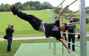 Bei Calisthenics kann jeder nach seinen Fertigkeiten einsteigen - und das ber alle Altersklassen hinweg.
