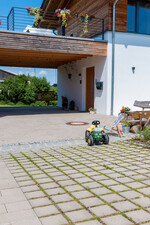 Lässt Rasenwuchs in den Fugen zu und entsiegelt damit optimal: Das Linden Ökopflaster „CARRE Rasen naturgrau“ >>