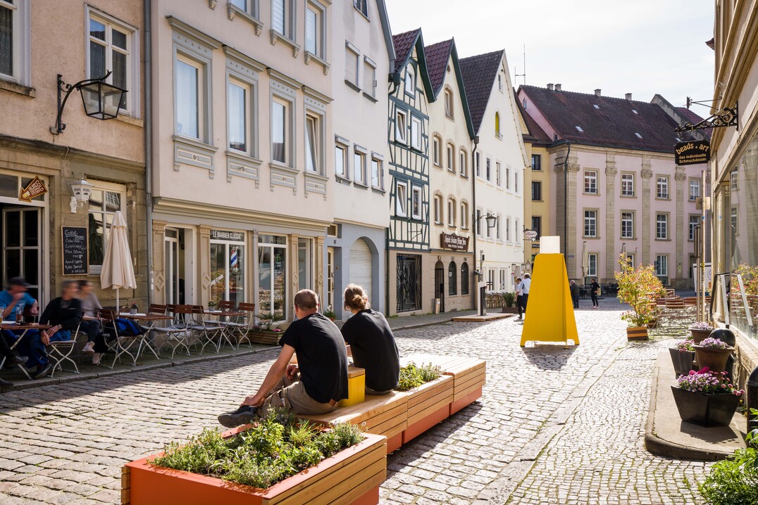 Bepflanztes City-Mobiliar belebt die historische Altstadt in Bad Wimpfen