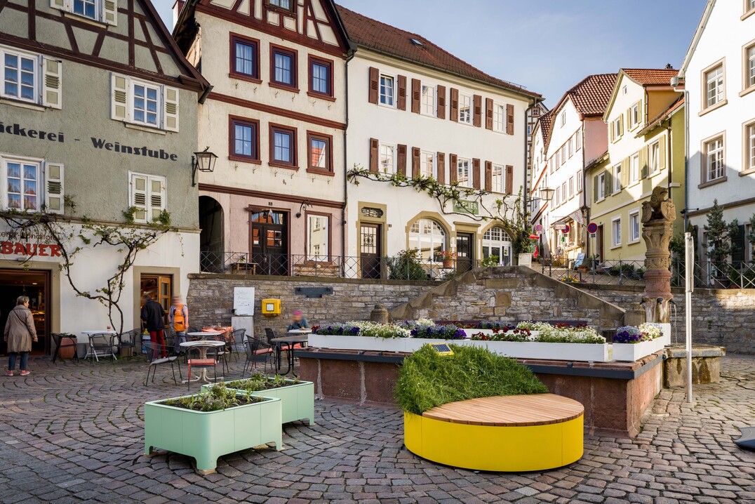 Bepflanztes City-Mobiliar belebt die historische Altstadt in Bad Wimpfen