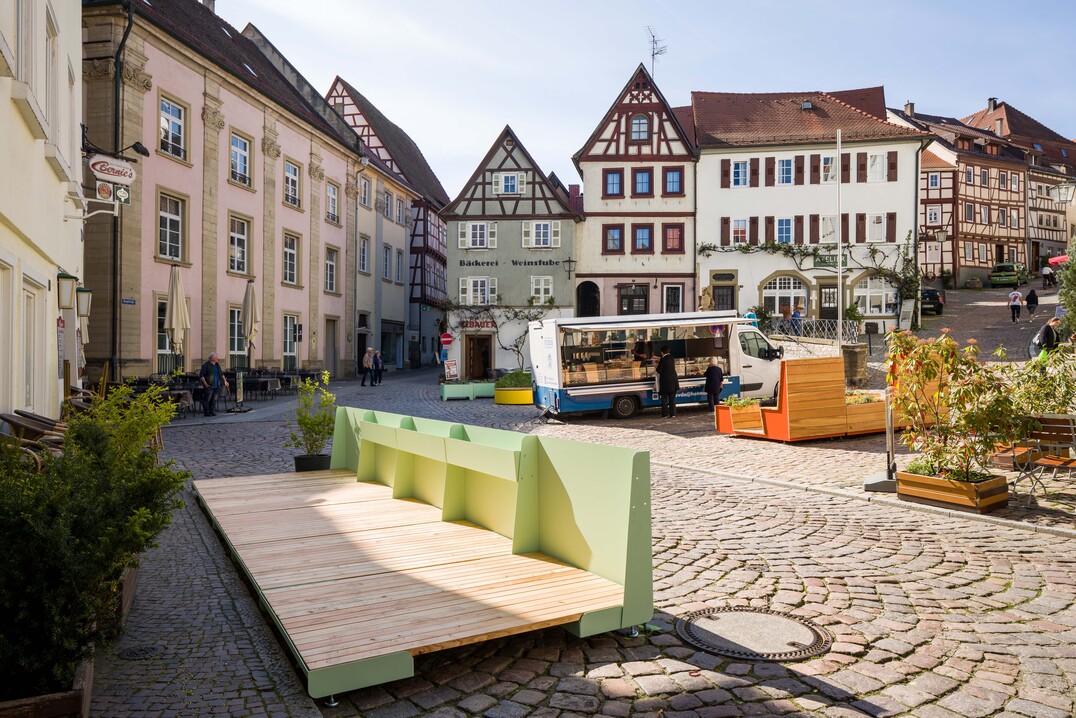 Bepflanztes City-Mobiliar belebt die historische Altstadt in Bad Wimpfen