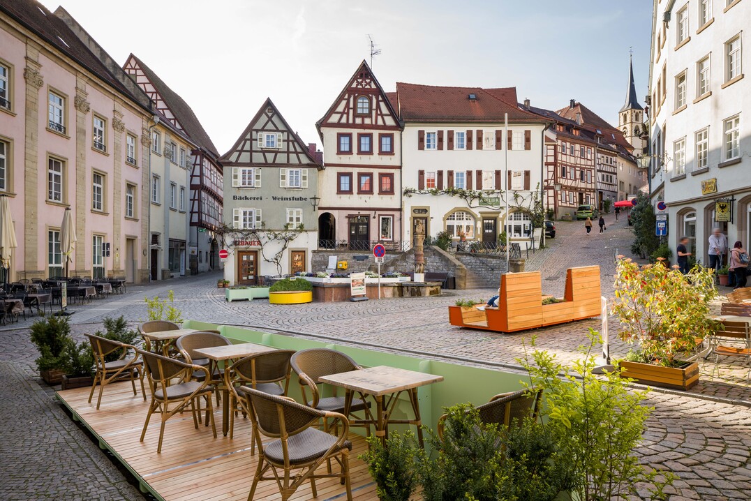 Bepflanztes City-Mobiliar belebt die historische Altstadt in Bad Wimpfen