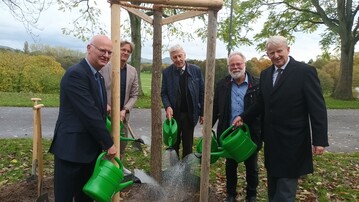 Dieter Fuchs (l.) mit David Baier, Prof. Dr. Klaus Neumann, Gtz Stehr und Jan-Dieter Bruns bei der Baumpflanzung