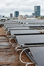 Auf dem Dach des Berliner Bürogebäudes Dockyard wurden rund 1.300 Quadratmeter SOLINK-Kollektorfläche mit dem ZinCo-Systemaufbau „SolarVert“ montiert. Die Anlage ist derzeit die größte PVT-Anlage Deutschlands.