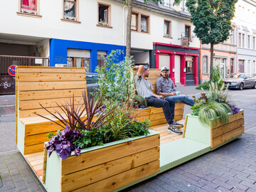 
Mit dem modularen Baukastensystem CITYDECKS lassen sich frei gewordene Parkplatzflchen in attraktive Aufenthaltsorte verwandeln.  