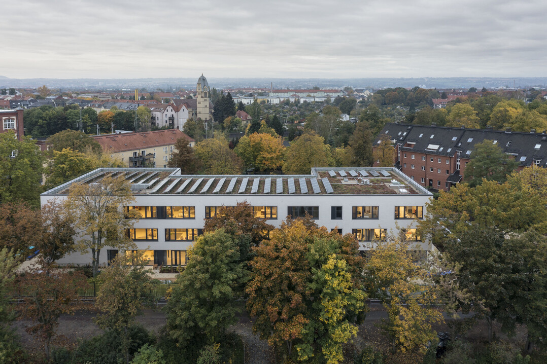 Vorbildlich: das Dach der neuen Kindertagessttte Pieschner Kinderinsel ist begrnt und mit Solarmodulen ausgestattet.