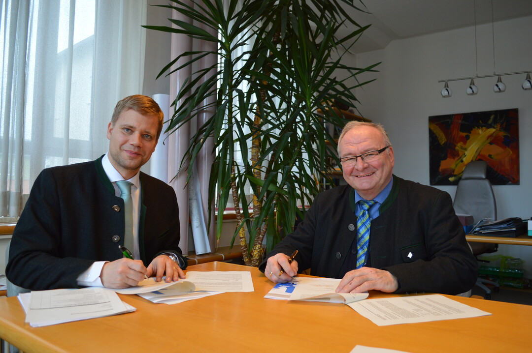 Heinrich (1. Bürgermeister der Stadt Freyung) und Roland Albert (Vorsitzender Bayerische Landesgartenschau GmbH) unterzeichneten im Freyunger Rathaus den Gründungsvertrag für die Durchführungsgesellschaft.