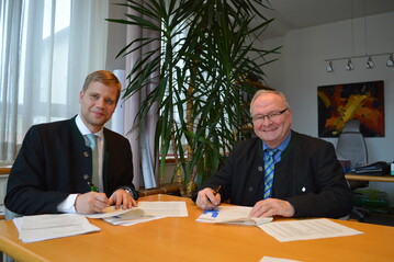 Heinrich (1. Brgermeister der Stadt Freyung) und Roland Albert (Vorsitzender Bayerische Landesgartenschau GmbH) unterzeichneten im Freyunger Rathaus den Grndungsvertrag fr die Durchfhrungsgesellschaft.