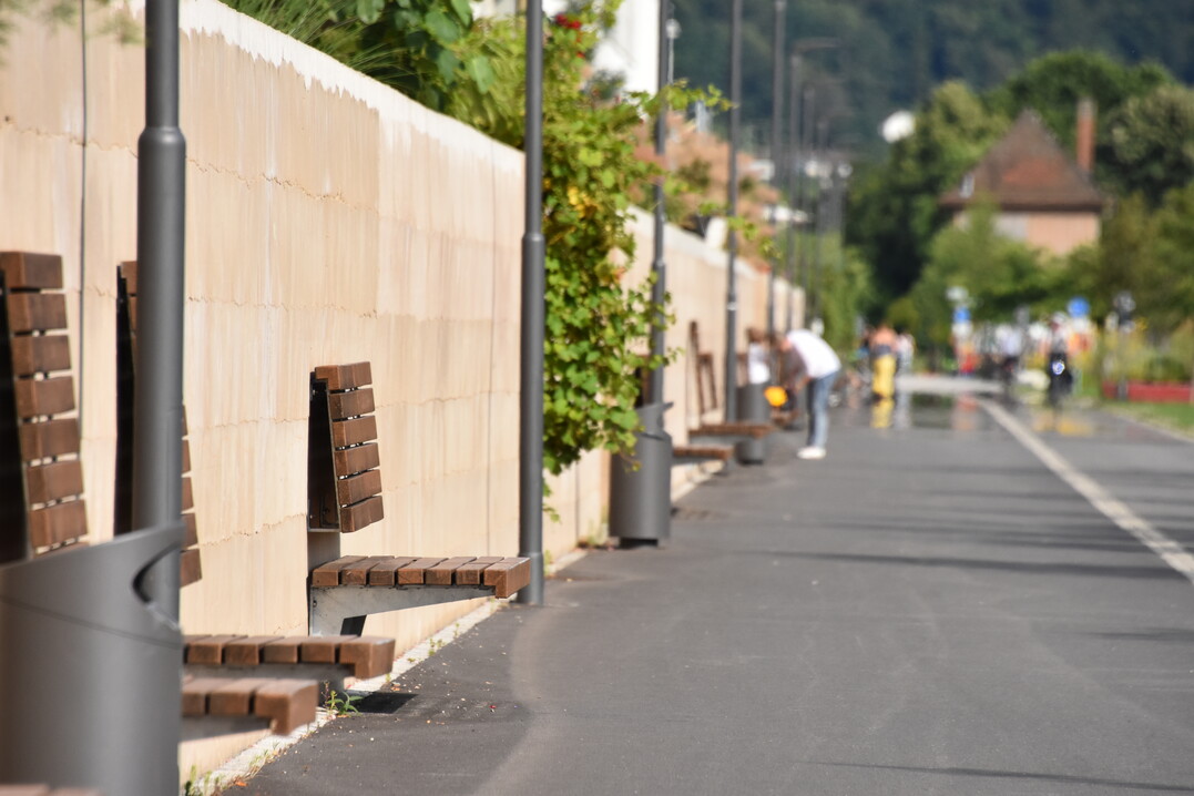 Sitzgelegenheiten helfen auch lteren Menschen am Quartiersleben teilzuhaben und steigern allgemein den Aufenthaltswert von Freiflchen in der Wohnungswirtschaft.