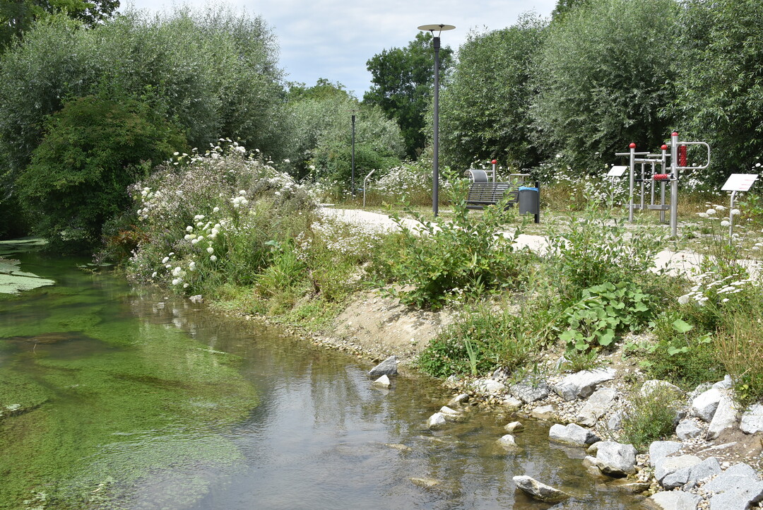 Uferbereiche sind immer besonders attraktiv. Grenzt ein Gewerbegrundstck an Bach oder Fluss, so sollten die Ufer naturnah gepflegt und an bestimmten Stellen erlebbar gemacht werden.