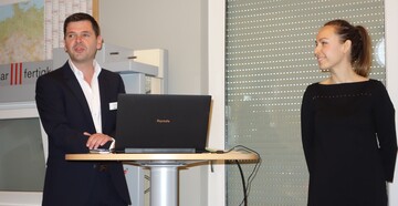 Mark Biesalski, Geschftsfhrer der glatthaar-technology gmbh & co. kg und Zorana Djuric vom Karlsruher Institut fr Technologie (KIT)