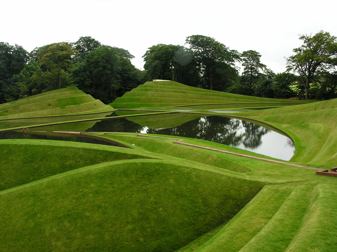Jupiter Artland entstand von 2003 bis 2010 als ffentlich zugegngliches  Landart-Projekt von Charles Jencks.