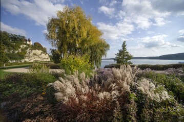Der 1. Preis geht an die "Neuen Ufer berlingen", die anlsslich der stdtebaulichen Neustrukturierung und Gartenschau von relais Landschaftsarchitekten entwickelt wurden.