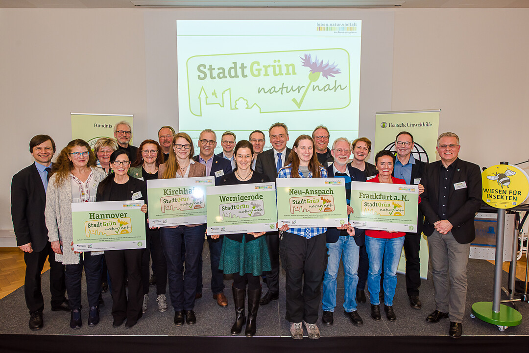 Das Label „StadtGrün naturnah“ zeichnet kommunales Engagement zur naturnahen Grünflächengestaltung in den Bereichen Grünflächenunterhaltung, Einbeziehung der Bürgerinnen und Bürger sowie Planung und Zielsetzung aus.