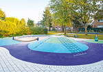 Bei dem Sportband des Spiel- und Bewegungsraumkonzeptsin Schermbeck entschieden sich die Planer für markante Blautöne. Die Farbigkeit hebt die Topografie zusätzlich hervor.