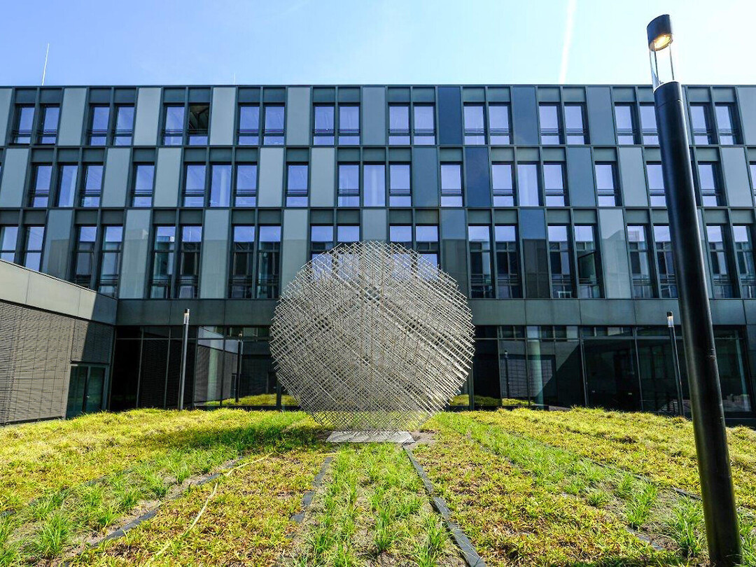 Sphres Trames
FH Bielefeld: 45 Jahre nach ihrer Aufstellung wurde die Edelstahlskulptur von Franois Morellet restauriert und an einen neuen Standort auf dem FH-Campus versetzt.