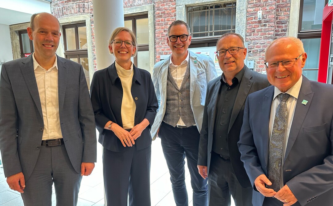 Freuen sich im Kulturhaus Oberwesel über das erhöhte Budget für das Zukunftsprojekt Buga 2029 (von links): Landrat Volker Boch, Staatssekretärin Simone Schneider, DBG-Geschäftsführer Dr. Achim Schlömer, BUGA 2029-Geschäftsführer Sven Stimac und Aufsichtsratsvorsitzender Peter Labonte.