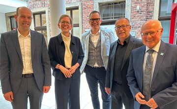 Freuen sich im Kulturhaus Oberwesel ber das erhhte Budget fr das Zukunftsprojekt Buga 2029 (von links): Landrat Volker Boch, Staatssekretrin Simone Schneider, DBG-Geschftsfhrer Dr. Achim Schlmer, BUGA 2029-Geschftsfhrer Sven Stimac und Aufsichtsratsvorsitzender Peter Labonte.