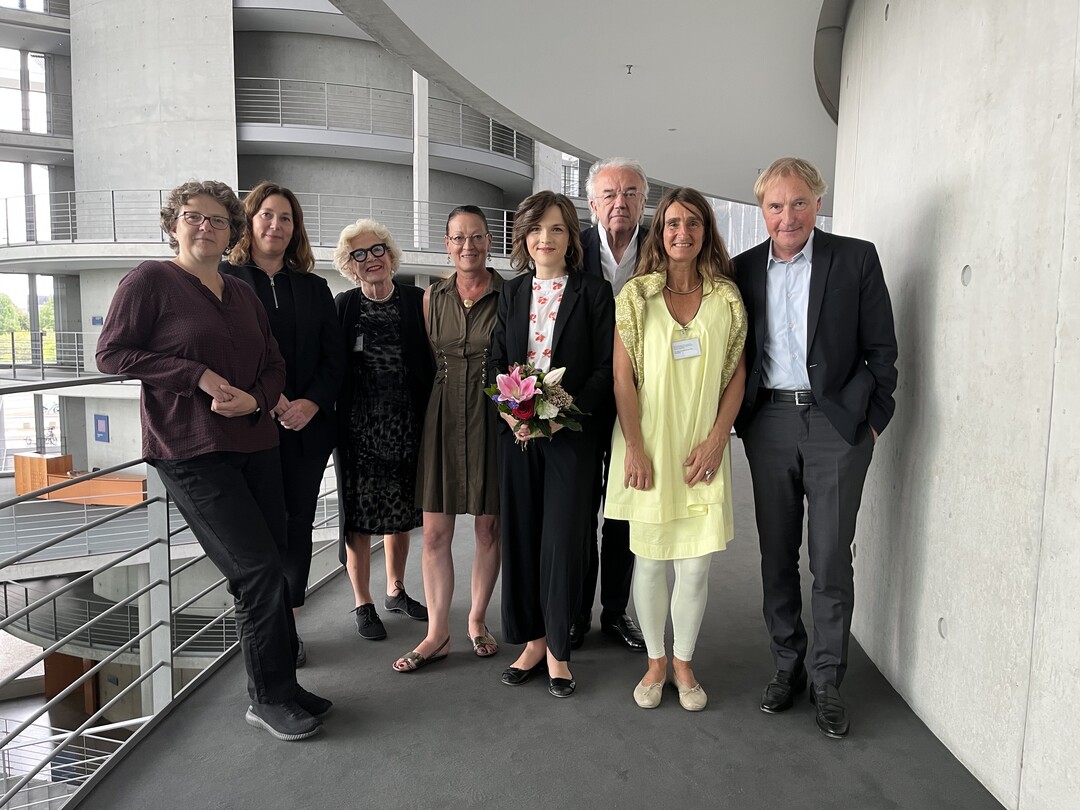 V.l.n.r.: Anja Liebert (Stiftungsrat), Belinda Rukschcio (stellv. Vorstandsvorsitzende der Bundesstiftung Baukultur), Barbara Ettinger-Brinckmann (Vorsitzende des Beirats der Bundesstiftung Baukultur), Claudia Tausend (Stiftungsrat), Elisabeth Kaiser (Stiftungsratsvorsitzende), Werner Sobek (Stiftungsrat), Sabine Djahanschah (Stiftungsrat) und Reiner Nagel (Vorstandsvorsitzender der Bundesstiftung Baukultur)
