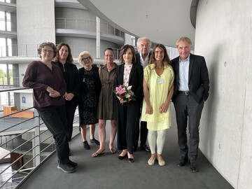 V.l.n.r.: Anja Liebert (Stiftungsrat), Belinda Rukschcio (stellv. Vorstandsvorsitzende der Bundesstiftung Baukultur), Barbara Ettinger-Brinckmann (Vorsitzende des Beirats der Bundesstiftung Baukultur), Claudia Tausend (Stiftungsrat), Elisabeth Kaiser (Stiftungsratsvorsitzende), Werner Sobek (Stiftungsrat), Sabine Djahanschah (Stiftungsrat) und Reiner Nagel (Vorstandsvorsitzender der Bundesstiftung Baukultur)
