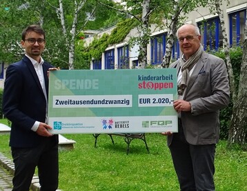Scheckbergabe der Spenden vom Forum Qualittspflaster durch Vorstandsvorsitzenden Eduard Leichtfried an Jakob Maierhofer-Wieser fr das Projekt kinderarbeitstoppen.at der Dreiknigsaktion