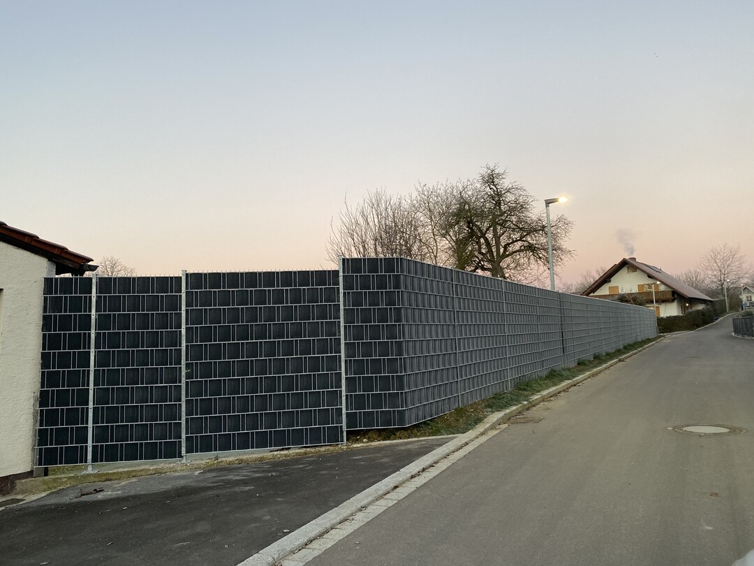  Fr den Ausbau der Strae musste eine Hecke weichen. Als Ersatz setzte die Gemeinde einen (wie sie fand) zeitgemen Sichtschutz. Die Beeintrchtigung des Ortbildes ist erheblich. Eine Kombination mit Kletterpflanzen wre die preisgnstigste akzeptable Alternative gewesen. #Freiraumdoktor 