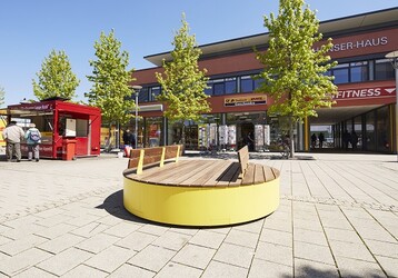 Die Sitz- und Liegeinsel RGEN mit Rckenlehnen bietet viel Platz
zum Ausruhen. Der Korpus aus farbbeschichtetem Edelstahl wurde
mit einer Sitzauflage aus Thermoesche belegt. Auf der Sitzflche
sind keine Schrauben sichtbar. 