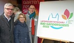 : v.l. Dr. Rolf Holbe, Vorsitzender des Fördervereins der Landesgartenschau; Thomas Franke, Geschäftsführer der Agentur Connect; Bürgermeisterin Franziska Schwarz; Landesgartenschau-Geschäftsführer Thomas Hellingrath.