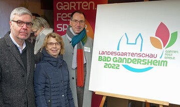 : v.l. Dr. Rolf Holbe, Vorsitzender des Frdervereins der Landesgartenschau; Thomas Franke, Geschftsfhrer der Agentur Connect; Brgermeisterin Franziska Schwarz; Landesgartenschau-Geschftsfhrer Thomas Hellingrath. 