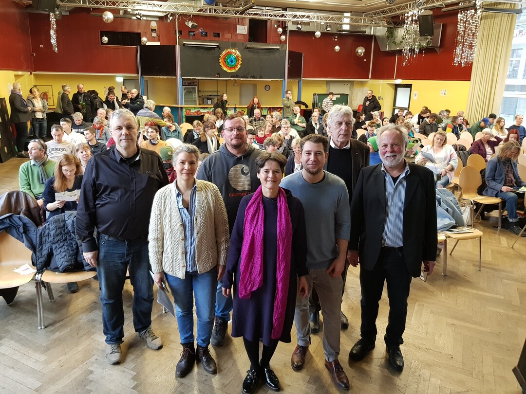 Geballte Kompetenz für maximal Grün mit heimischen
Wildstauden, von l. n .r: Dr. Christian Schmid-Egger (Dt. Wildtier-Stiftung), Luise Blank
(Gartengestalterin), Sebastian Bader (Ingenieurbüro Staude&Stein), Bettina de la
Chevallerie (DGG), Dominik Jentzsch (Stiftung Mensch und Umwelt), Prof. Dr. Klaus
Neumann (DGG), Götz Stehr (DGG)
