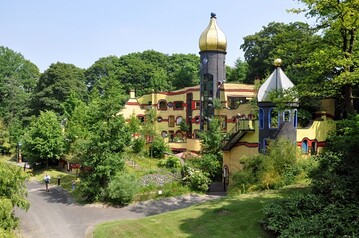 Therapie im Grnen: Das Hundertwasserhaus in Essen beherbergt die Familien von Kindern, die im angrenzenden Universittsklinikum behandelt werden.
