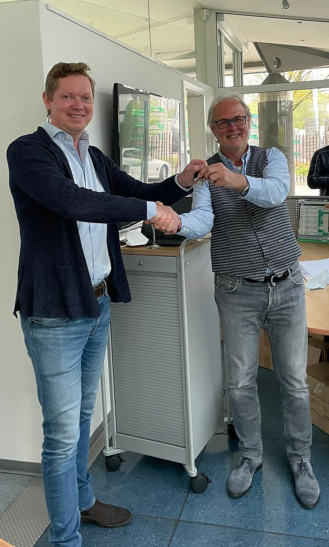 Bernhard Godelmann und Udo Poetsch (v.l.n.r.) bei der Schlsselbergabe in Heinsberg.