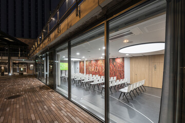 Harmonisch abgestimmt und vorab im Showroom visualisiert: Die Gestaltung des Vorplatzes und der Fassade des Kongresszentrums.