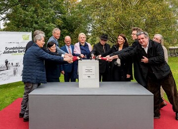 Viele Hnde und Hmmer fr den Jdischen Garten: Prof. Dieter Stolte (ehemaliger Vorsitzender des Kuratoriums der Allianz Umweltstiftung; links), Dr. Lutz Spandau (Vorstand der Allianz Umweltstiftung; 4.v.l.), Regine Gnther (Senatorin fr Umwelt, Verkehr und Klimaschutz im Berliner Senat; 5.v.l.), Prof. Andreas Nachama (Allgemeine Rabbinerkonferenz; 6.v.l.), Rita Schwarzelhr-Sutter (Parlamentarische Staatssekretrin des Bundesumweltministeriums und Kuratoriumsvorsitzende der Deutschen Bundesstiftung Umwelt) und weitere Grundsteinleger. 