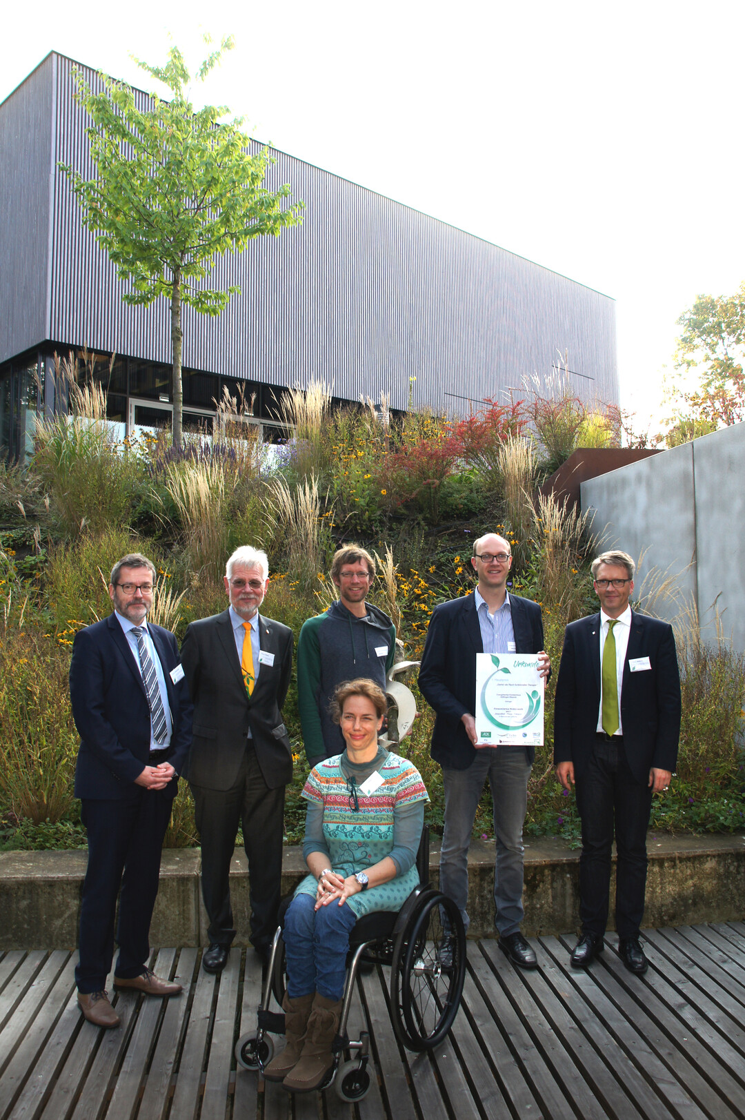 v.l. Helmut Gelenwinkel (AOK Niedersachsen), Michael Werbeck (Laudator, Rhododendronpark Bremen), Silke Schwarz (Laudatorin, Hochschule Osnabrck), Oliver Kropff, Stefan Rampfel (beide Evangelisches Krankenhaus Gttingen-Weende), Harald Kusserow (Prsident Verband Garten-, Landschafts- u. Sportplatzbau Niedersachsen-Bremen)