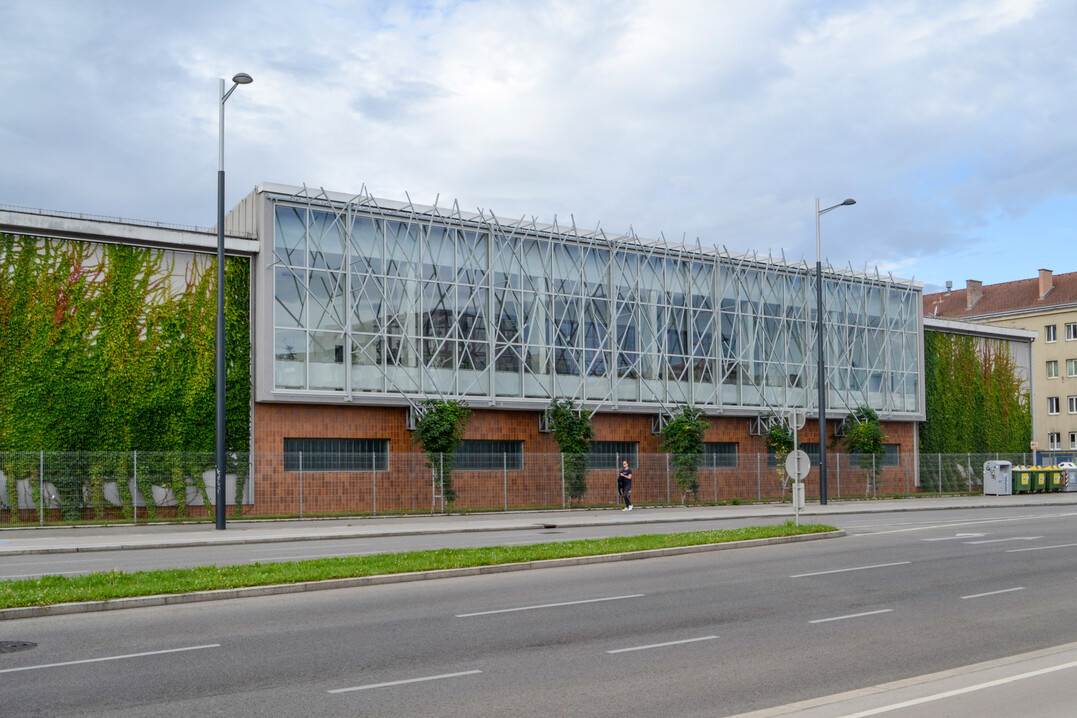 Pumpwerk, Wiener Wasser  Fassadenbegrnung und Teilfassadensanierung (1100 Wien, Gudrunstrae 33);
Planungsbeginn: 11/2019;
Fertigstellung: 07/2020;
Bauherr: MA 31, Wiener Wasser
Planung: RATAPLAN  Architektur ZT GmbH;
Landschaftsarchitektur: green4cities;
Begrnte Fassadenflche: 350 m intensiv, 176 m extensiv