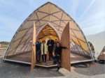 Präsentieren den Strohboid: Projektleiter Jakob Lanschützer (v.l.), Gartenschau-Geschäftsführerin Claudia Koch, Bürgermeister Daniel Hartmann, Maria Schlinger und Max Wurm von der Strohboid-GmbH aus Österreich.