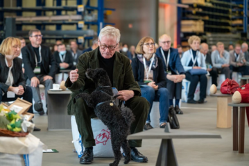 Architekturpreistrger Prof. Arno Lederer mit seinem Begleiter Bruno