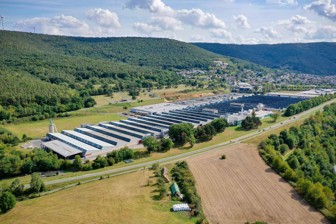 Bei laufendem Betrieb: Die rauch Möbelwerke haben den kompletten Standort mit TRILUX als Full-Service-Anbieter auf energieeffizientes, smartes Licht umgerüstet.
