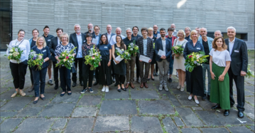 Ausgezeichnete Planende und Bauleute mit Jurymitgliedern und Kammerprsident Dr.-Ing. Hans-Gerd Schmidt am 9. Juni 2022 im Innenhof des Erfurter Angermuseum