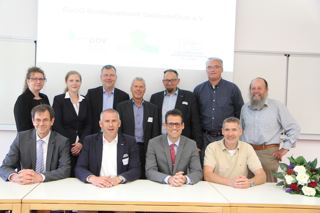 Das neue gemeinsame Präsidium, Mitarbeiterinnen der Geschäftsstelle(n) und ehemalige DDV- und FBB-Vertreter freuen sich über die Fusion und die gemeinsame Arbeit.